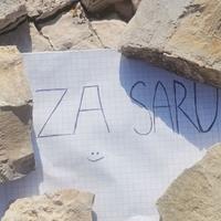 Zaljubljeni mladić iz Beograda ostavio prelijepu poruku na plaži: Sada cijela Pula traži Saru