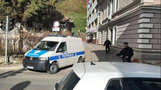 Drama u Zvorniku: Žena skočila sa šestog sprata zgrade, prevezena u UKC Tuzla