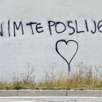 Romantična poruka osvanula na zgradi u Bosni i Hercegovini