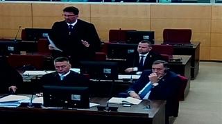 Video iz sudnice / Pogledajte kako je Dodik čitao knjigu dok ga je prozivala sutkinja Uzunović