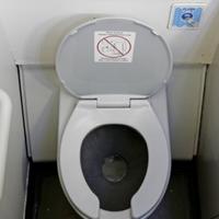 Evo šta se dešava ukoliko pušite u WC-u u avionu: Stjuardesa upozorava na brojne posljedice