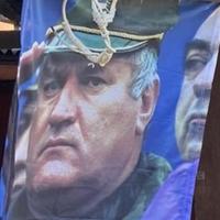 Okačio sliku ratnog zločinca Mladića u Ulcinju, policija podnosi prekršajnu prijavu