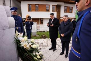 Delegacije položile cvijeće na šehidskom mezarju "Kovači" i mezaru Alije Izetbegovića