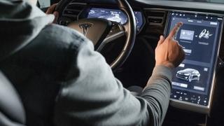 Tesla zbog veličine slova na kontrolnoj tabli povlači više od dva miliona vozila