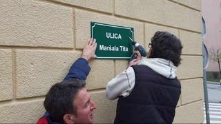 Tabla sa nazivom ulice Maršala Tita u Goraždu vraćena na svoje mjesto