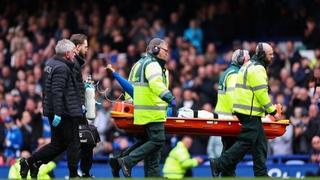 Napadač Evertona je nepomično ležao nakon žestokog sudara: Igrači se hvatali za glavu