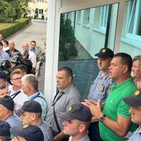 Video / Haos ispred zgrade Općine Banovići: Intervenisala policija