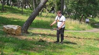 Gradonačelnik Kordić pomagao komunalnim poduzećima i kosio travu na Bijelom Brijegu