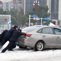 Ledeno vrijeme u Kini dovelo do saobraćajnog haosa, nekoliko osoba poginulo