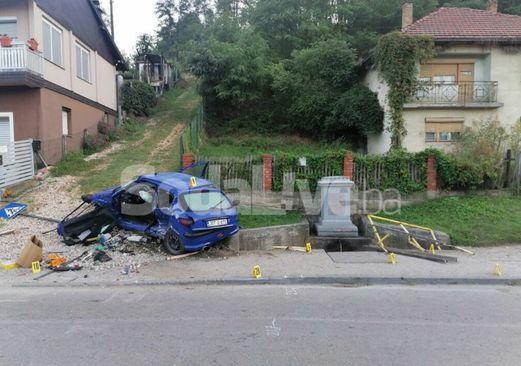 Smrskano vozilo na mjestu nesreće - Avaz