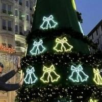 Zafalilo kreativnosti: Zbog čega je novogodišnja jelka u Skoplju postala predmet ismijavanja