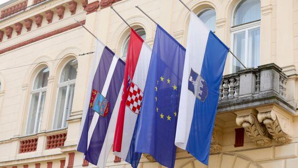 Hrvatska: Zastave na pola koplja - Avaz