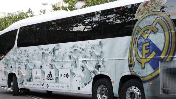 Oštećeni bus sa igračima Reala - Avaz