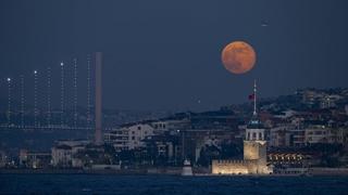 Nestvarne fotografije: Pun mjesec iznad Istanbula