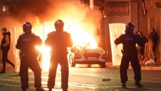 Nasilni protesti u Dablinu: Zapaljen policijski automobil