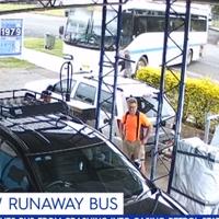 Video / Parkirani autobus iznenada krenuo na benzinsku pumpu, učenica spasila stvar