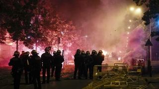 Veliki neredi u Francuskoj zbog ubistva mladića: Zapaljen tramvaj, uhapšeno 150 ljudi