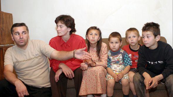 Porodica Duharkić: „Dnevni avaz“ 2005. pisao o teškom životu najmlađe logorašice - Avaz