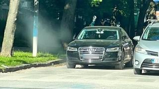 Ko je ostavio Audi 8 na raskrsnici na Grbavici: Policija osigurava vozilo