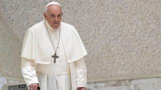 Papa Franjo formalno odobrio: Svećenici smiju dati blagoslov istospolnim parovima