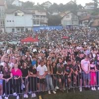 Veliki koncert Halida Bešlića u Tešnju: Hiljade ljudi na stadionu uživa uz najveće hitove