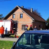 Policijska opsada kod Vinkovaca: Gađao komšijinu kuću molotovljevim koktelima, zatvorio se i prijeti
