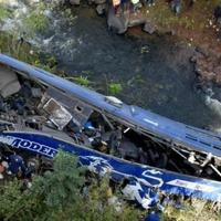 Autobus sletio s mosta, poginula 31 osoba 