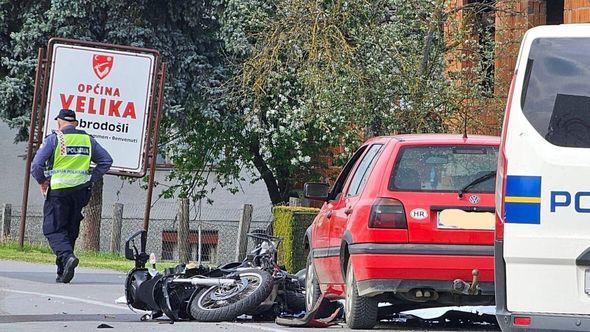 Motociklom udarili u automobil - Avaz