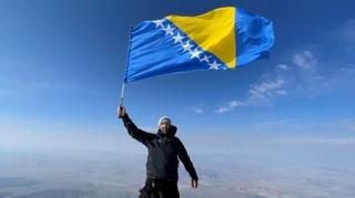 Na 5.137 metara visokom Araratu zavijorila se zastava BiH