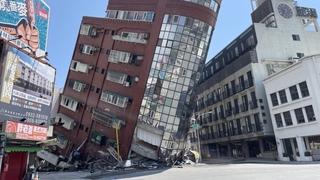 Snimak iz epicentra zemljotresa u trenutku najjačeg udara: Asfalt se lomio, a zgrade rušile