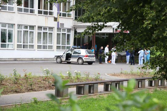 Istražitelji i medicinari ispred škole u kojoj se desila pucnjava  - Avaz