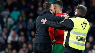 Video / Ronaldo je voljen gdje god ode: Navijač uletio na teren i poljubio Portugalca