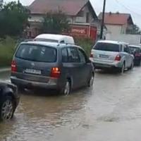Jako nevrijeme pogodilo Kalesiju: Ceste poplavile, saobraćaj bio otežan