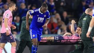 Teška povreda defanzivca Evertona: Iznesen na nosilima sa terena