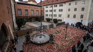 U Pragu održana komemoracija poginulima u napadu na Karlovom univerzitetu