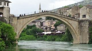 Neretva progutala plato ispod Starog mosta u Mostaru