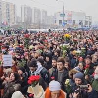 Okupljeni na sahrani Navaljnom skandiraju "Sloboda za političke zatvorenike"
