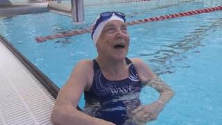 Video / Nizozemska plivačica Beti Brusel ima 100 godina i obara rekorde