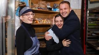 Stanivuković obišao pekare i damama poklonio ruže povodom Dana žena