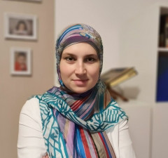 Husić: Hidžab joj ne smeta da ponosno korača putem nauke