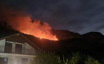 Požarom je zahvaćeno područje od 10 hektara, koji se širi prema brdu
