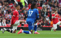 Igrači kleče na koljenima uoči početka utakmice u znak podrške borbi protiv rasizma