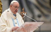 Papa Franjo: Osudio način na koji su ljudi “zavedeni neutemeljenim informacijama”