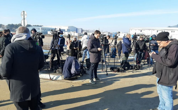 Novinari ispred Međunarodnog aerodroma "Nikola Tesla" 