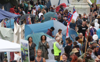 Demonstranti postavili šatore i parkirali automobile