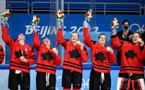 Kanadske hokejašice s medaljama
