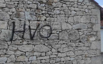 Na zgradi starog mekteba sprejem je napisano HVO