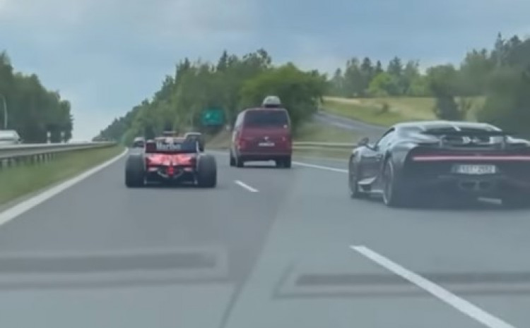 Vlasnik Bugattija na autoputu sa bolidom Formule 1