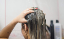 Vezanje mokre kose izaziva oštećenje