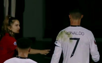 Ronaldo je jedva pogledao dok je odmicao njenu ispruženu ruku i ignorirao zahtjev